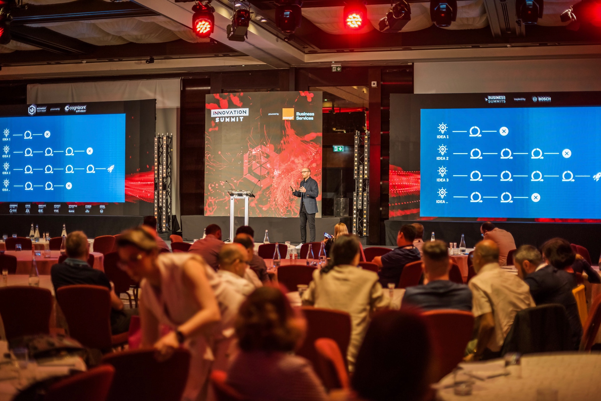 Joerie Nijhuis speaking on stage